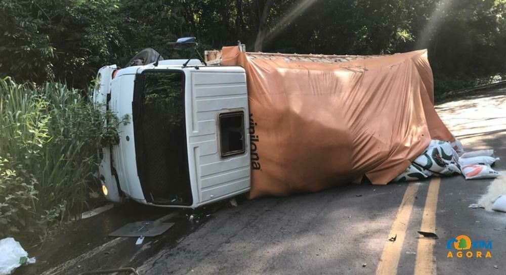 Imagem de compartilhamento para o artigo Caminhão carregado de ração para gado tomba próximo a Rio Verde do MT da MS Todo dia